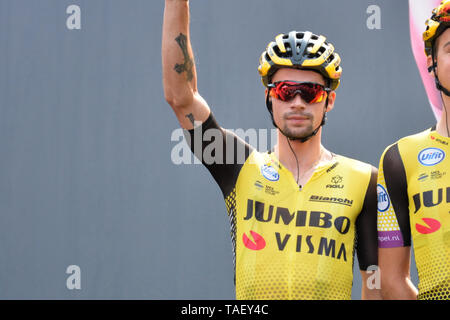 Primoz Roglic de Slovénie et Jumbo de l'équipe vu au cours de la 102e édition du Tour d'Italie 2019, 13 196km Étape Une étape de Pinerolo à Ceresole Reale (Lago Serrù) 2247m . Banque D'Images