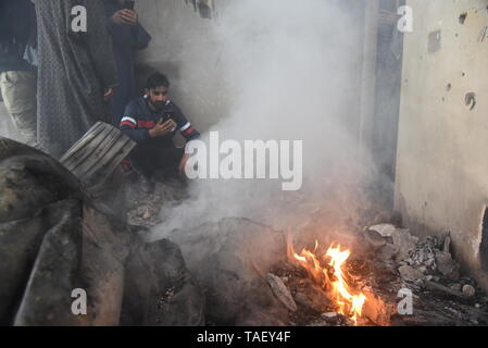 Les villageois du Cachemire sont vu l'inspection de maison ravagé par la guerre après une fusillade dans la région de Pulwama, au sud de Srinagar. Zakir Rashid Bhat Musa Alias a été tué jeudi par les forces de sécurité dans le district de Pulwama lorsque les forces de sécurité ont lancé une opération de bouclage et de ratissage dans Dadsara village de la zone centrale, au sud de Srinagar à la suite d'informations sur la présence de militants. Banque D'Images