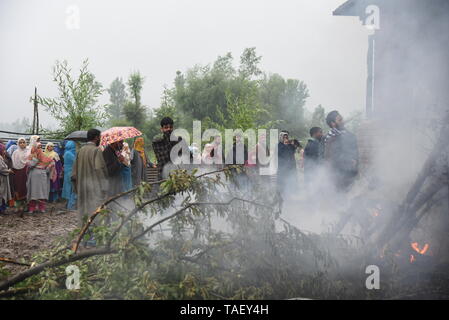 Les villageois du Cachemire sont vu l'inspection de maison ravagé par la guerre après une fusillade dans la région de Pulwama, au sud de Srinagar. Zakir Rashid Bhat Musa Alias a été tué jeudi par les forces de sécurité dans le district de Pulwama lorsque les forces de sécurité ont lancé une opération de bouclage et de ratissage dans Dadsara village de la zone centrale, au sud de Srinagar à la suite d'informations sur la présence de militants. Banque D'Images