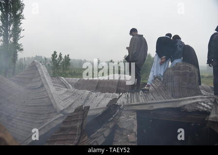 Les hommes du cachemire vu inspectant une maison ravagée par la guerre après une gunbattle de Pulwama, au sud de Srinagar. Zakir Rashid Bhat Musa Alias a été tué jeudi par les forces de sécurité dans le district de Pulwama lorsque les forces de sécurité ont lancé une opération de bouclage et de ratissage dans Dadsara village de la zone centrale, au sud de Srinagar à la suite d'informations sur la présence de militants. Banque D'Images