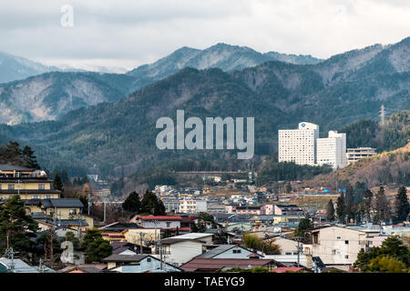 Takayama, Japon - 9 Avril 2019 : la préfecture de Gifu au Japon avec skyline ou rues de la région de mountain village ville par temps nuageux nuageux jour de printemps Banque D'Images