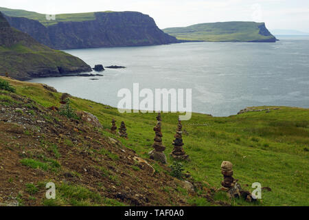 Neist Point est une petite presqu'île sur l'île écossaise de Skye et son phare marque le point le plus occidental de l'île. Banque D'Images