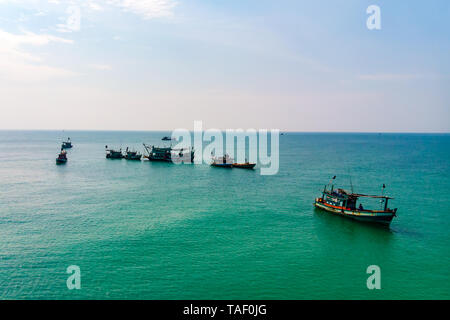Sihanoukville, Cambodge. Les petits bateaux de pêche en bois off Ocheuteal Beach. Banque D'Images
