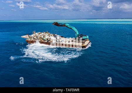Maledives, South-Male-Atoll, d'élimination des déchets en plastique avec digger Banque D'Images