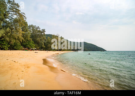Lazy Beach sur l'île tropicale de Koh Rong Samloem à jour d'été ensoleillé avec ciel bleu. Le Cambodge, en Asie. Banque D'Images