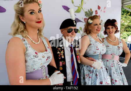 40's Swing Band Singers avec vétéran de l'Armée de Chelsea Flower Show de Londres 2019 Banque D'Images