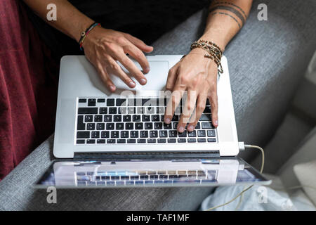 Man's hands using laptop Banque D'Images