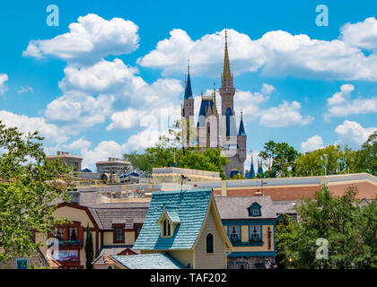 Orlando, Floride. 17 mai, 2019. Vue de dessus de la Cendrillon Casttle et bâtiments colorés sur la place de la liberté dans le Magic Kingdom à Walt Disney World Banque D'Images