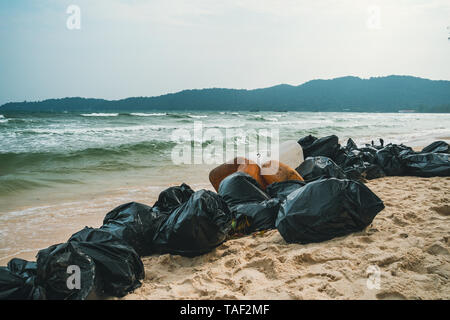 Sacs à déchets en plastique noir plein de saletés sur la plage. Collecte des déchets, nettoyage de la nature, la collecte des déchets sur la plage. Banque D'Images