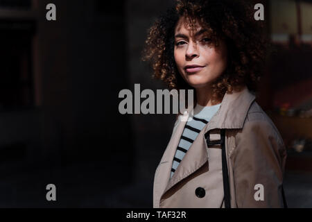 Portrait of woman dans une ruelle Banque D'Images