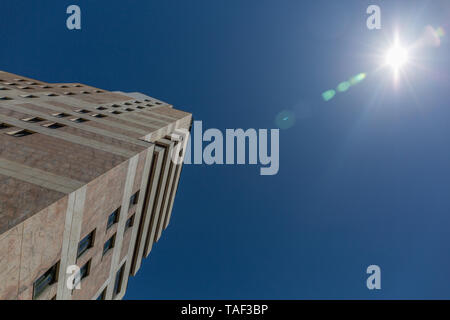 Vue à bas angle d'un bâtiment en forte élévation à Lisbonne Banque D'Images