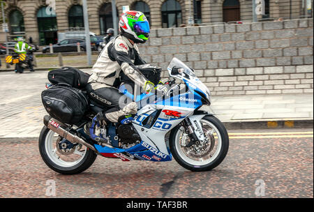 Liverpool, Merseyside. 24 mai 2019 Royaume-Uni Météo : bon, calme comme jusqu'à 200 motocyclistes queue pour monter à bord du ferry du matin à l'île de Man pour assister aux courses de TT de l'île. Des services supplémentaires de ferry doivent être ajoutés pour faire face à la forte demande de spectateurs voyageant pour assister à l'événement de qualification de la semaine du meilleur sport automobile de cette année et à la course sur route la plus rapide de la planète. Banque D'Images