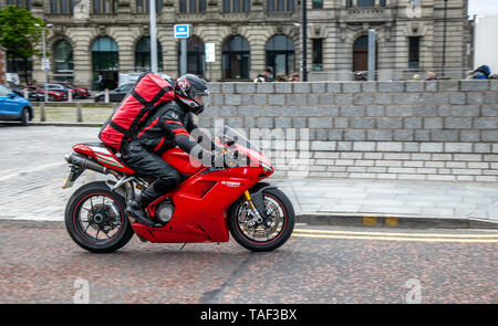 Liverpool, Merseyside. 24 mai 2019 UK Weather : Très bien, calme état que jusqu'à 200 motocyclistes, dont une Ducati 1098 S, file d'attente à bord du ferry du matin à l'île de Man de l'île TT races. L'utilisation des services de ferry sont à ajouter pour faire face à la grande demande pour les spectateurs à se rendre à cette année, la semaine du sport automobile haut épreuve de qualification et la course sur route la plus rapide sur la planète. /AlamyLiveNews MediaWorldImages Crédit : Banque D'Images