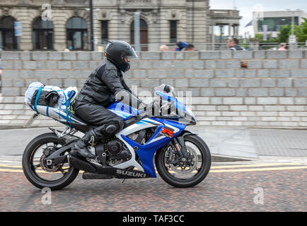 Liverpool, Merseyside. 24 mai 2019 UK Weather : amende, conditions calmes que jusqu'à 200 motards d'attente à bord du ferry du matin à l'île de Man de l'île TT races. L'utilisation des services de ferry sont à ajouter pour faire face à la grande demande pour les spectateurs à se rendre à cette année, la semaine du sport automobile haut épreuve de qualification et la course sur route la plus rapide sur la planète. /AlamyLiveNews MediaWorldImages Crédit : Banque D'Images