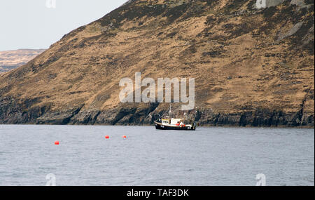 Calypso, un bateau de pêche commerciale immatriculé à Portree, chalutant les eaux autour d'Elgol et des Black Cuillins sur l'île de Sky, en Écosse, au Royaume-Uni Banque D'Images