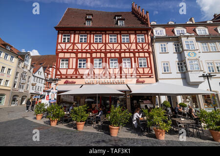 Maison historique à colombages sur la place du marché de Coburg avec café extérieur par beau temps Banque D'Images