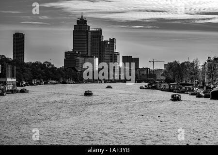 Vue sur la rivière Amstel à Amsterdam aux Pays-Bas en 2018 en noir et blanc Banque D'Images