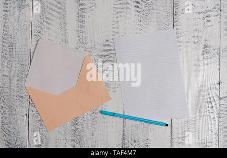 Ouvrez l'enveloppe couleur feuille vierge lettre papier stylo à fond de bois Banque D'Images
