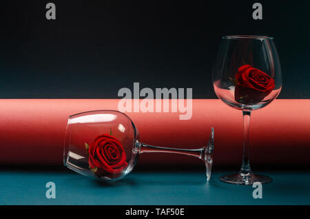 Inflorescence d'un bouton de rose dans des verres à vin. Banque D'Images