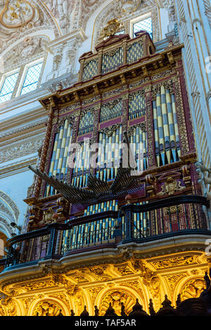 Grand orgue à tuyaux à l'intérieur de style mauresque Mosque-Cathedral de Cordoue, Cordoue, Andalousie, Espagne Banque D'Images