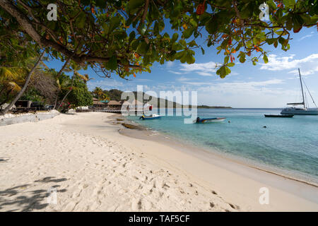 Mustique Island est une exclusivité, paradise, escapade et destination des Caraïbes avec un beau village de pêcheurs et de plages de sable blanc. Île privée. Banque D'Images