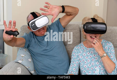 Portsmouth UK, couple de personnes âgées s'amusant portant des lunettes de réalité virtuelle Banque D'Images