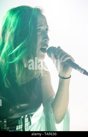 Milan Italie. 23 mai 2019. La chanteuse germano-canadien-anglais ALICE MERTON effectue sur scène à Magazzini Generali au cours de la tournée 'Mint' Banque D'Images