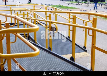 Un bouton pour demander de l'aide. Une rampe pour handicapés. Le chemin de la rampe avec main courante en acier inoxydable. Inscrivez-vous pour les personnes handicapées Banque D'Images