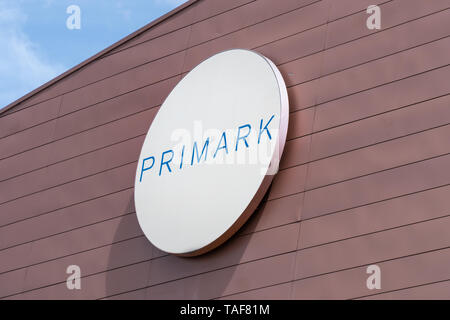 La Galice, Espagne ; 23 Mai 2019 : Primark signe sur la façade du centre commercial. La consommation de la mode Banque D'Images