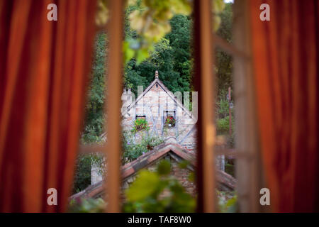 La vue de la chambre de maison en pierre dans le vieux village perché, Saint-Cirq-Lapopie, France Banque D'Images