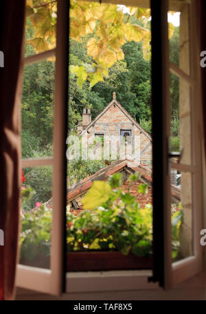 La vue de la chambre de maison en pierre dans le vieux village perché, Saint-Cirq-Lapopie, France Banque D'Images