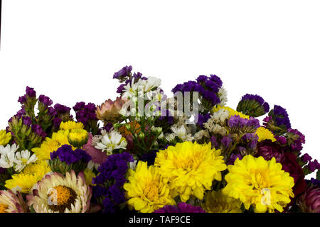 Rose, violet, jaune, blanc Statice fleurs bouquet isolé sur fond blanc l'image haute résolution galerie. Banque D'Images