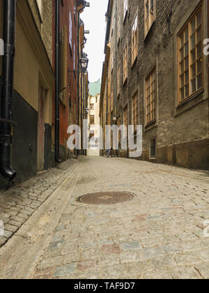 Les étroites rues pavées de Stockholm au printemps Banque D'Images