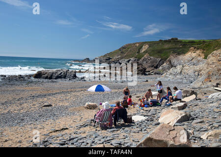 Une vue sur la plage et à Gunwalloe Cove sur l'ouest de la péninsule du Lézard en Cornouailles, Royaume-Uni Banque D'Images