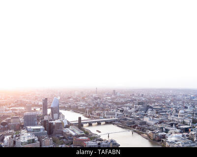 Aerial cityscape of London au coucher du soleil Banque D'Images