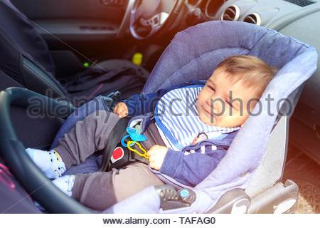 Bebe Garcon Enfant Assis Dans Le Siege De Voiture Avec Ceinture De Securite Protection Verrouille Photo Stock Alamy