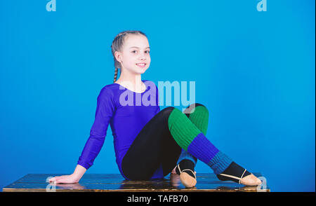 Séance de gym acrobatique de fille. La gymnastique. Heureux l'enfant sportif. Régime alimentaire de remise en forme. L'énergie. succès. L'activité de la petite enfance. Le sport et la santé. Avoir une petite pause. Libère ton esprit. Rêver d'avenir. Banque D'Images