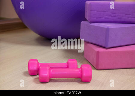 Outils de remise en forme - ball, rose et violet cubes et les haltères, concept sportif,photo horizontale Banque D'Images