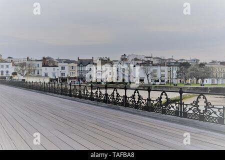 Ryde Pier, à l'île de Wight, en regardant vers la côte, l'été, UK. Banque D'Images