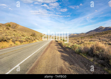 Route asphaltée en Californie sur une belle matinée ensoleillée avec des nuages et ciel bleu. Concept de voyage Banque D'Images
