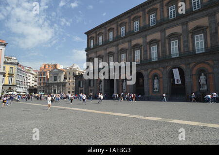 Napoli sud paysage ville italienne street building Europe Palais royal Banque D'Images