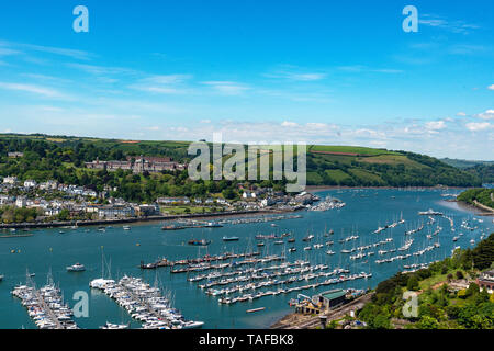 À la recherche de l'autre côté de la rivière Dart vers Dartmouth et le Royal Naval College. Banque D'Images