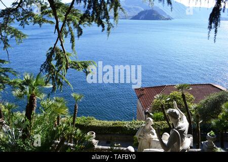 Varenna/Italie - 9 Avril 2014 : sculptures antiques de la Villa Monastero à Varenna et vue panoramique sur le lac de Côme et de la péninsule de Bellagio. Banque D'Images