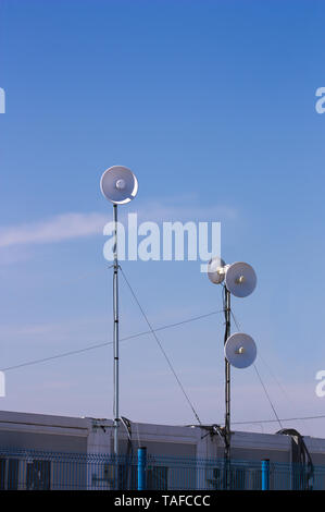 Plusieurs antennes hautes réalisé dans différentes directions d'avoir une meilleure couverture. Dans l'image le ciel bleu facilite l'ajout de textes Banque D'Images