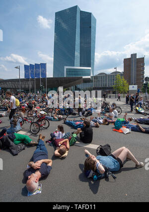 Francfort, Hesse, Allemagne. 24 mai 2019.Les étudiants manifestent au cours du vendredi pour les futurs changements climatiques - les grèves pour la mise en œuvre de l'accord climatique de Paris. L'appel pour des démonstrations ont également été réalisés dans le contexte de l'élection européenne. Avec des bannières et des banderoles qu'ils sont allés à un rassemblement final en face de la Banque centrale européenne (BCE), où des manifestants se sont couchés sur le sol. Photo : Boris Roessler/dpa dpa : Crédit photo alliance/Alamy Live News Banque D'Images