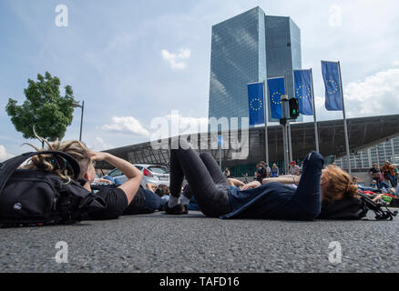 Francfort, Hesse, Allemagne. 24 mai 2019.Plusieurs milliers de jeunes pour la plupart participer à la 'future' vendredi pour manifestation dans le centre-ville. Avec des bannières et des banderoles qu'ils sont allés à un rassemblement final en face de la Banque centrale européenne (BCE), où des manifestants se sont couchés sur le sol. Photo : Boris Roessler/dpa dpa : Crédit photo alliance/Alamy Live News Banque D'Images