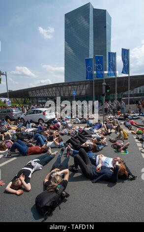 Francfort, Hesse, Allemagne. 24 mai 2019.Plusieurs milliers de jeunes pour la plupart participer à la 'future' vendredi pour manifestation dans le centre-ville. Avec des bannières et des banderoles qu'ils sont allés à un rassemblement final en face de la Banque centrale européenne (BCE), où des manifestants se sont couchés sur le sol. Photo : Boris Roessler/dpa dpa : Crédit photo alliance/Alamy Live News Banque D'Images