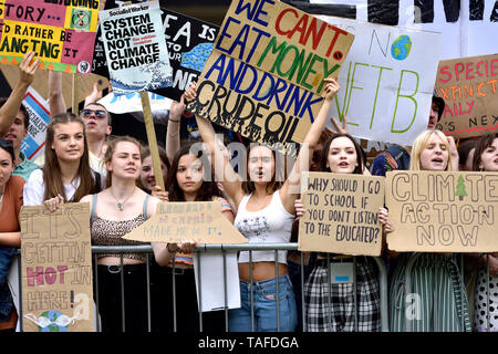 Londres, Royaume-Uni. 25 mai2019. La foule d'élèves entourent College Green, Westminster pour faire entendre leurs opinions pour les médias du monde entier pendant la grève vendredi pour le climat futur, London Crédit : PjrFoto/Alamy Live News Banque D'Images