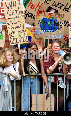 Londres, Royaume-Uni. 25 mai2019. La foule d'élèves entourent College Green, Westminster pour faire entendre leurs opinions pour les médias du monde entier pendant la grève vendredi pour le climat futur, London Crédit : PjrFoto/Alamy Live News Banque D'Images