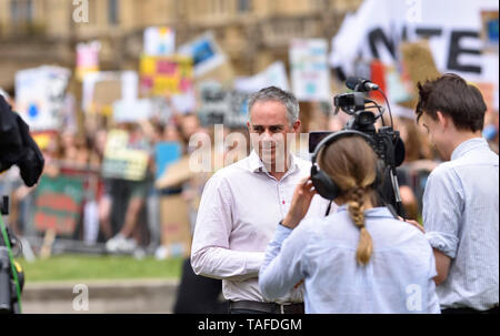 Londres, Royaume-Uni. 25 mai2019. La foule d'élèves entourent College Green, Westminster pour faire entendre leurs opinions pour les médias du monde entier pendant la grève vendredi pour le climat futur, Londres. Jonathan Bartley, co-leader du Parti Vert, interviewé Crédit : PjrFoto/Alamy Live News Banque D'Images